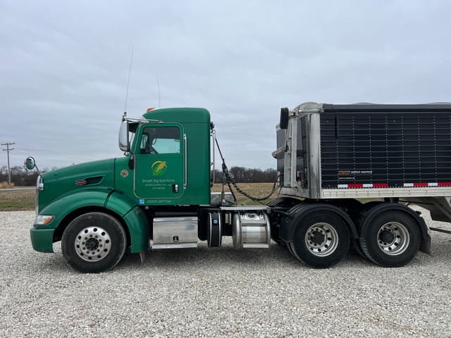 Image of Peterbilt 384 equipment image 2