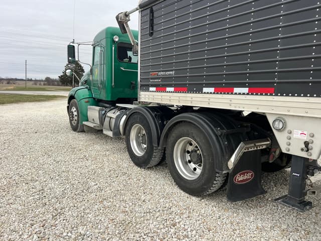 Image of Peterbilt 384 equipment image 4