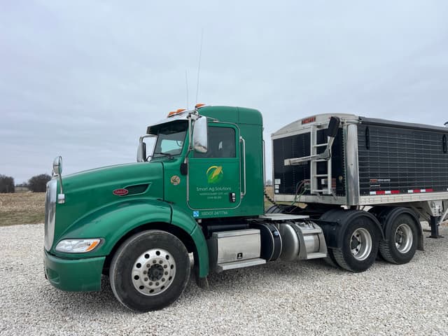 Image of Peterbilt 384 equipment image 1