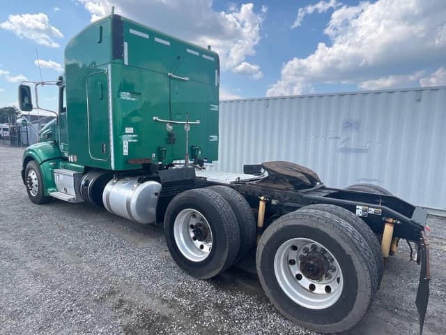 Image of Peterbilt 384 equipment image 1