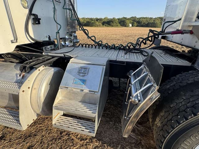 Image of Peterbilt 386 equipment image 3