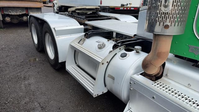 Image of Peterbilt 386 equipment image 4