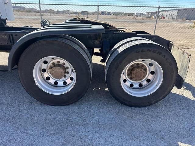 Image of Peterbilt 388 equipment image 2