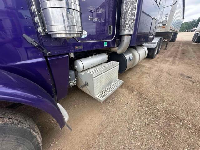 Image of Peterbilt 388 equipment image 4