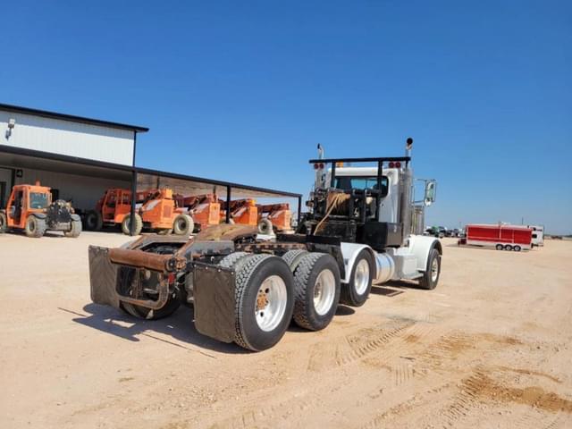 Image of Peterbilt 388 equipment image 4
