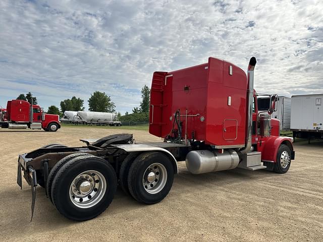 Image of Peterbilt 389 equipment image 4