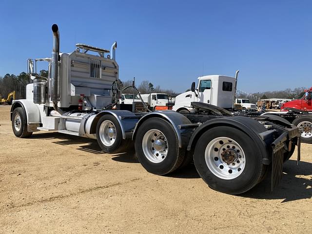 Image of Peterbilt 389 equipment image 1