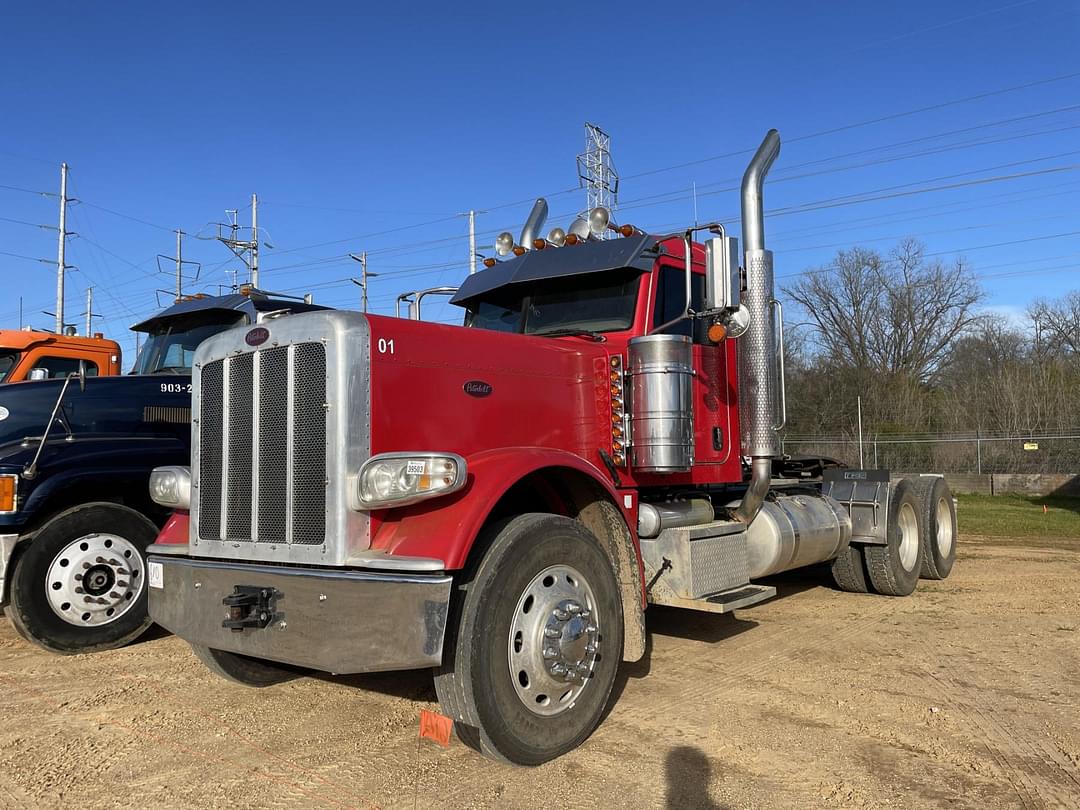 Image of Peterbilt 389 Primary image