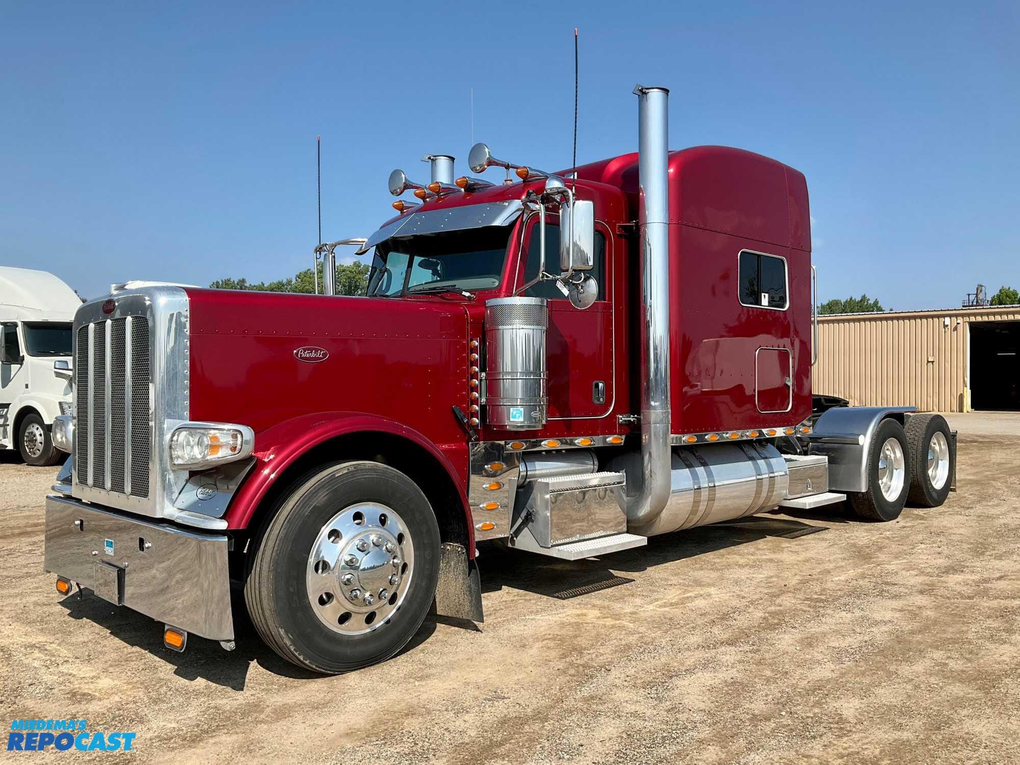 Main image Peterbilt 389