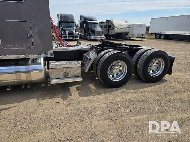 Image of Peterbilt 389 equipment image 4