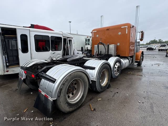 Image of Peterbilt 389 equipment image 4