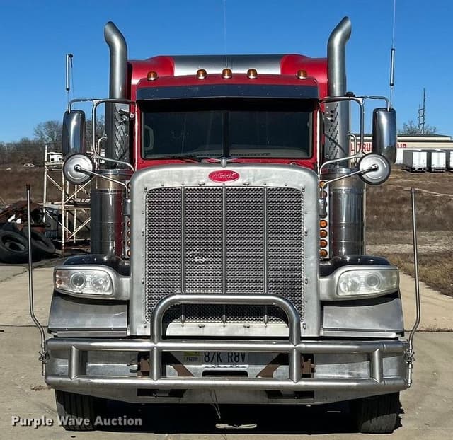 Image of Peterbilt 389 equipment image 1