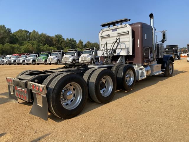 Image of Peterbilt 389 equipment image 2
