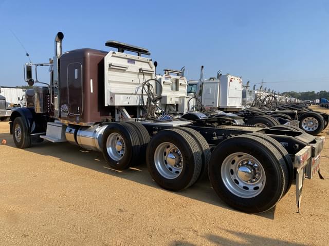 Image of Peterbilt 389 equipment image 1
