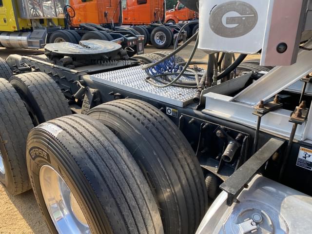 Image of Peterbilt 389 equipment image 4