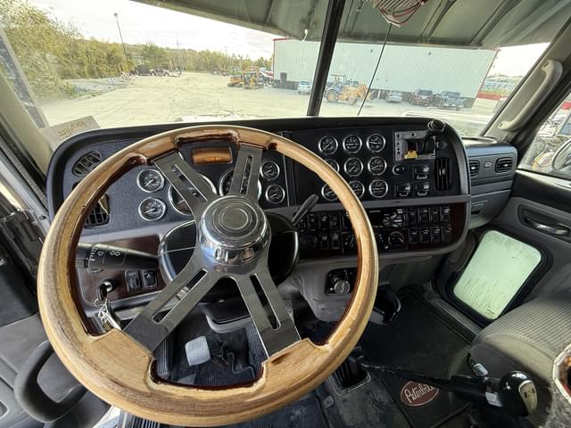 Image of Peterbilt 389 equipment image 3