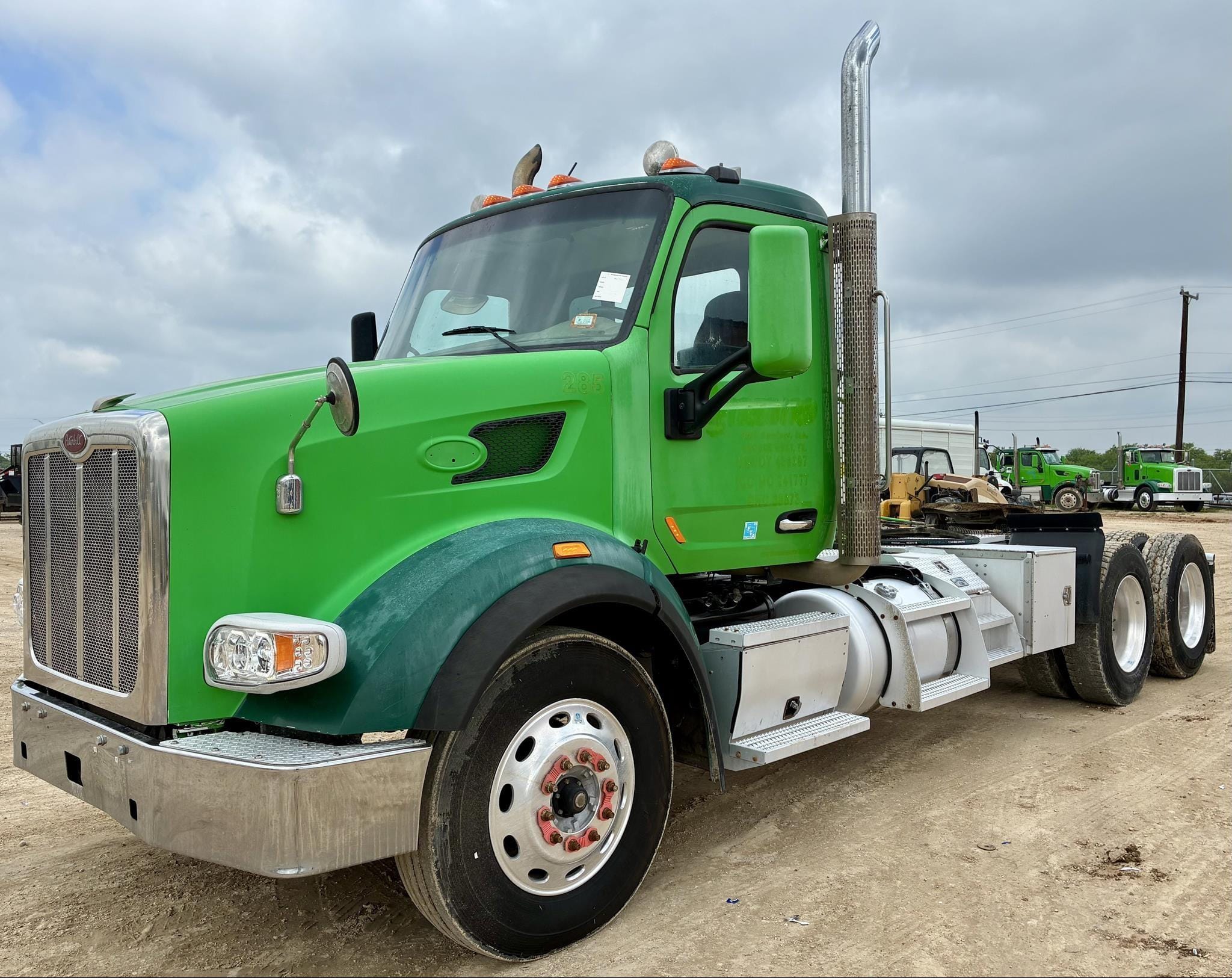 2014 Peterbilt 567 Equipment Image0