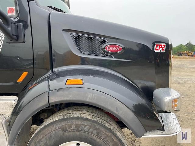 Image of Peterbilt 567 equipment image 3