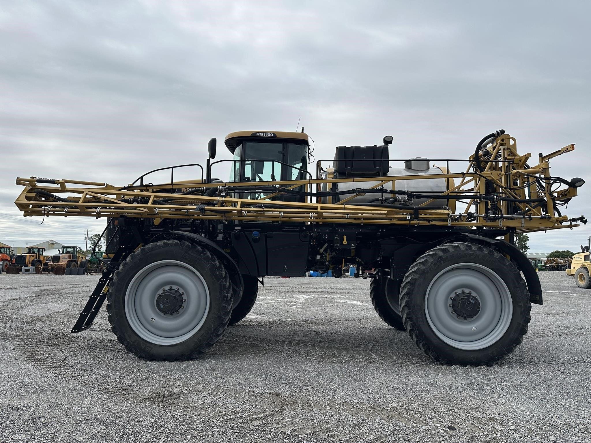 2014 RoGator RG1100 Equipment Image0