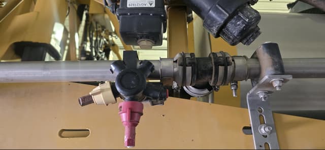 Image of RoGator RG1100 equipment image 4