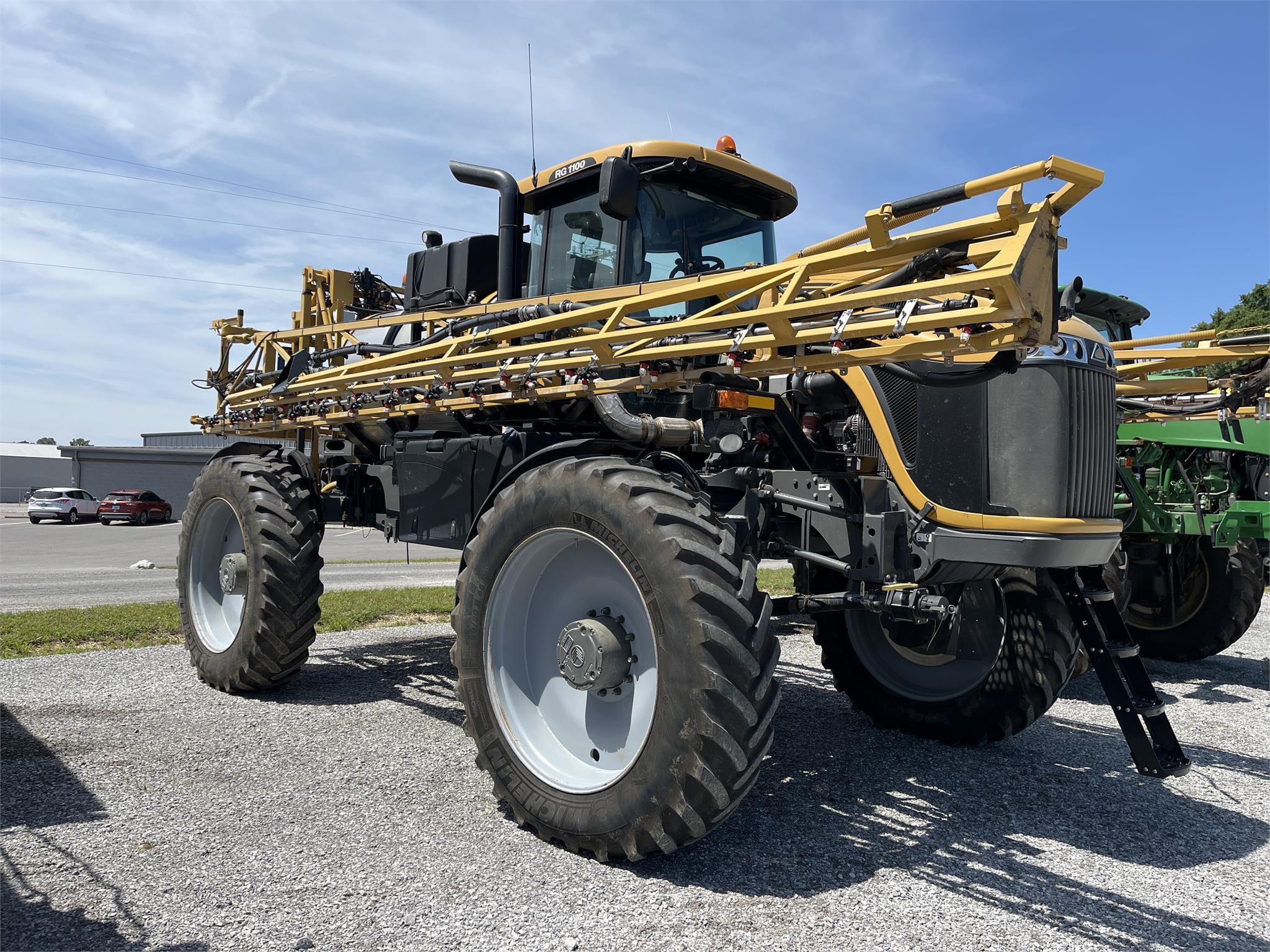2014 RoGator RG1100 Equipment Image0