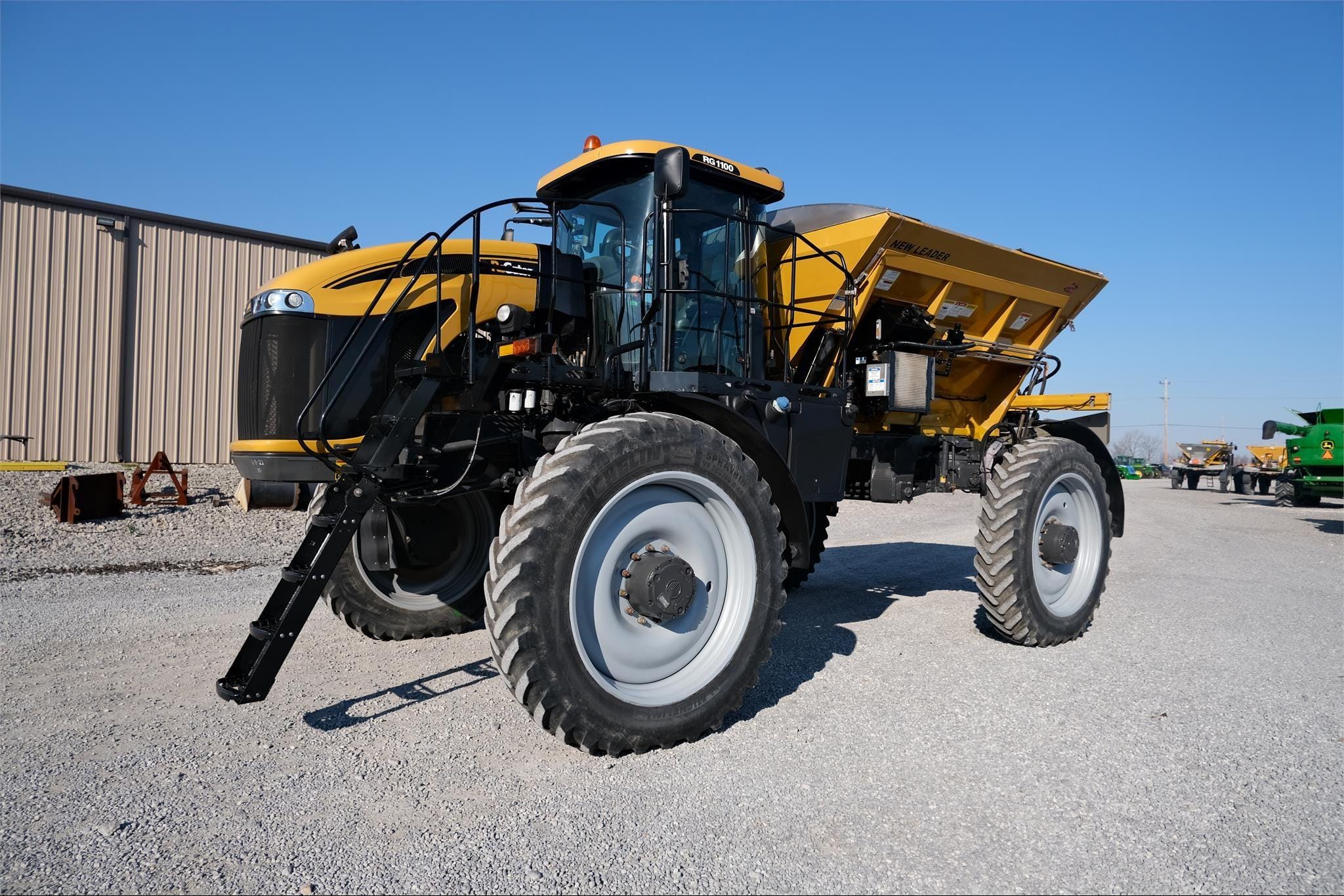 2014 RoGator RG1100 Equipment Image0