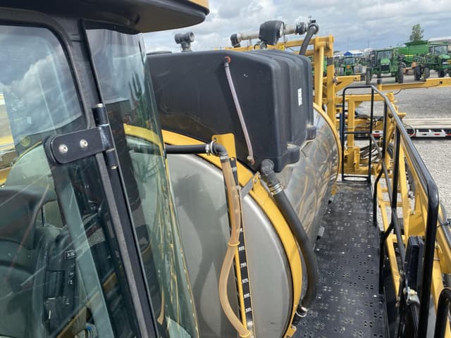Image of RoGator RG1100 equipment image 3