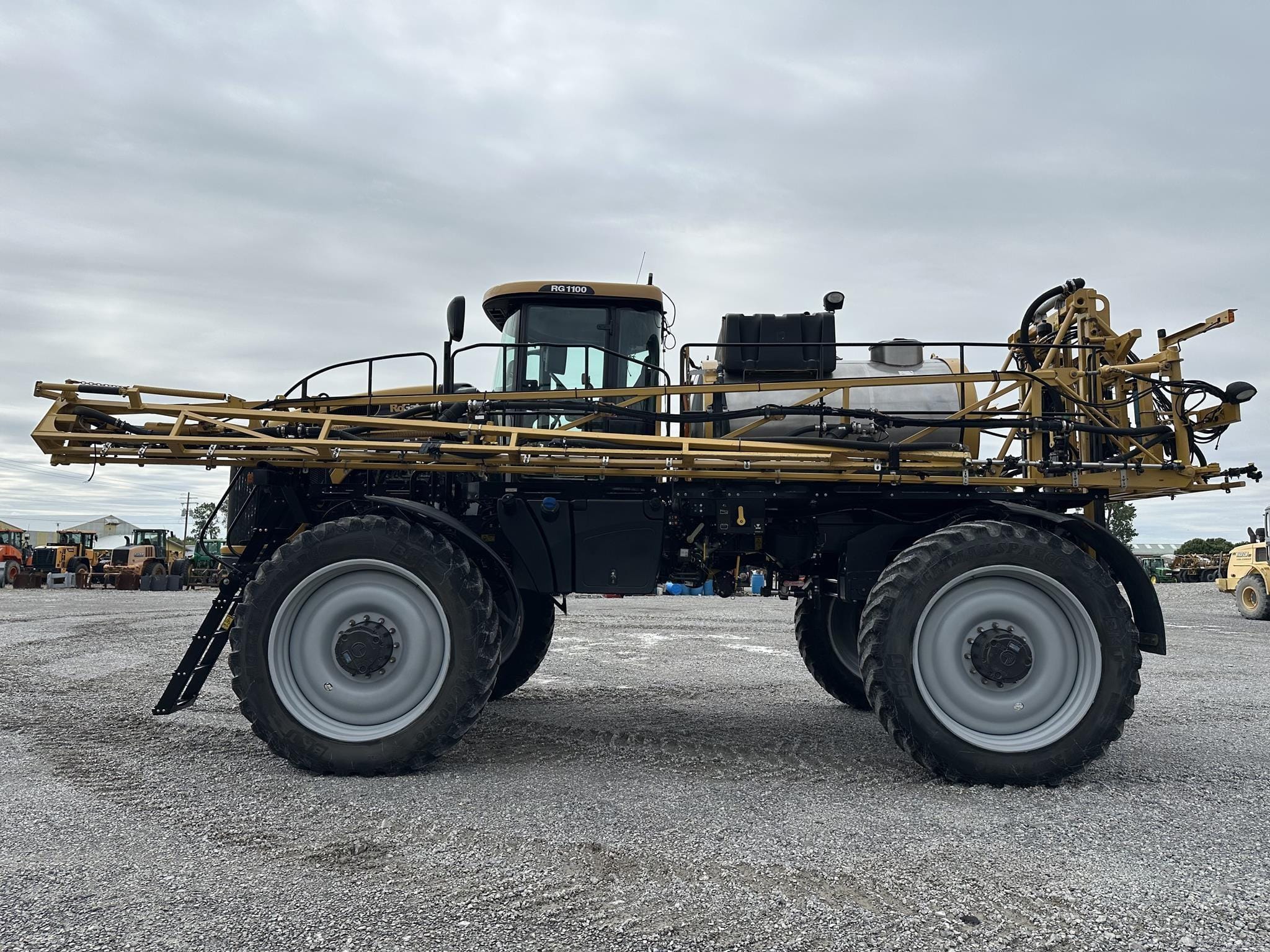 2014 RoGator RG1100 Equipment Image0