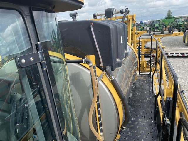 Image of RoGator RG1100 equipment image 4