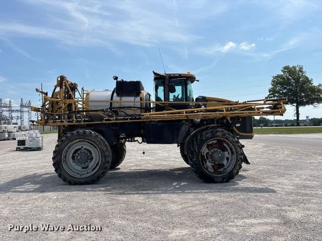 Image of RoGator RG1100 equipment image 3
