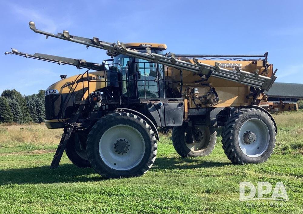 2014 RoGator RG1300B Equipment Image0