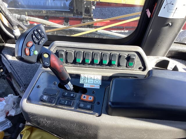 Image of RoGator RG700 equipment image 4