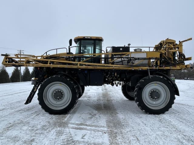 Image of RoGator RG900 equipment image 2