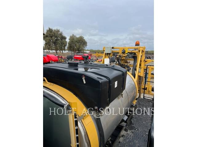 Image of RoGator RG900 equipment image 4