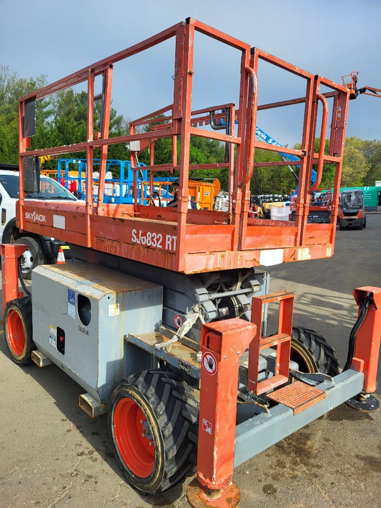 2014 Sky Jack SJ6832RT Equipment Image0