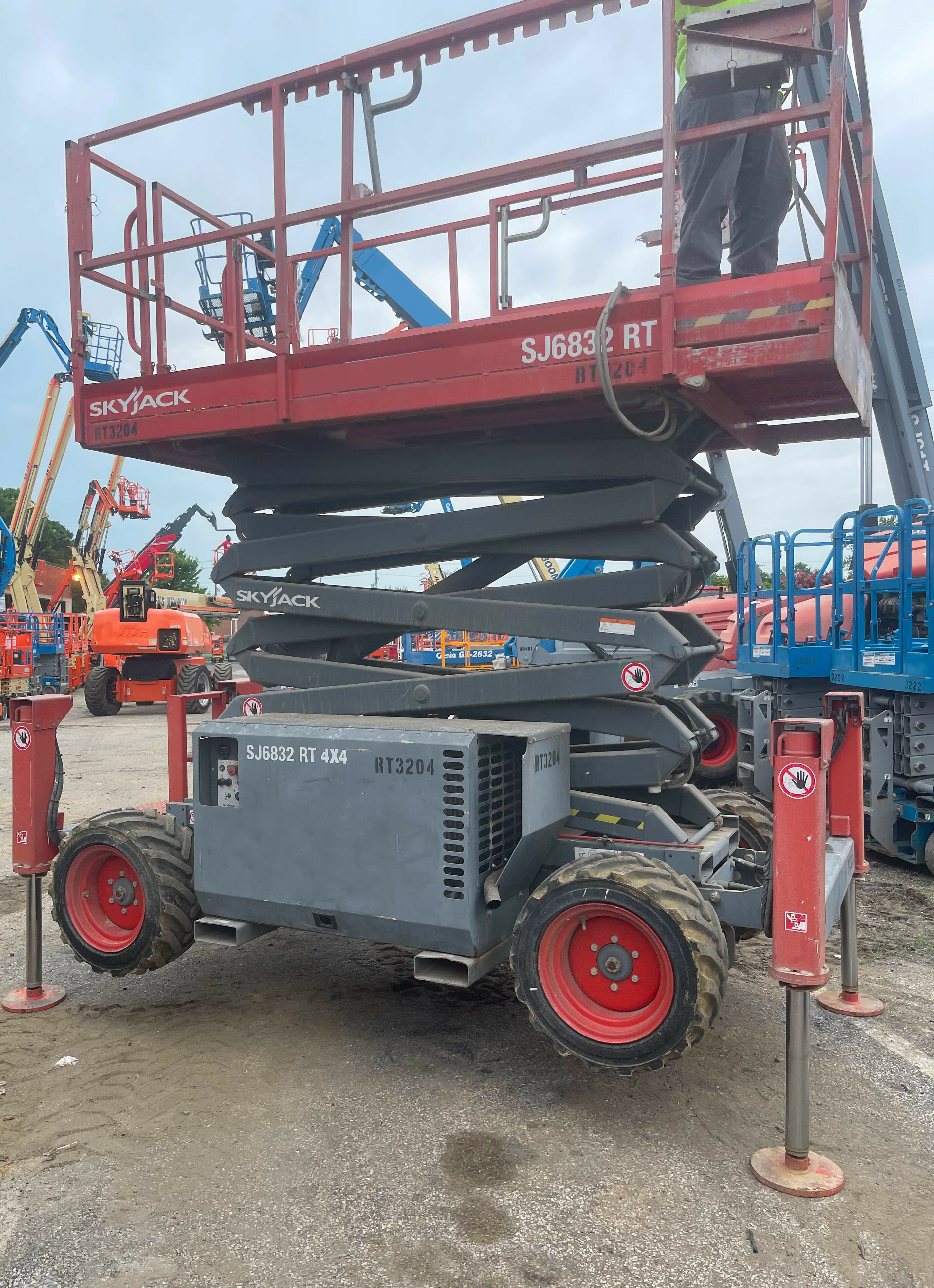 2014 Sky Jack SJ6832RT Equipment Image0