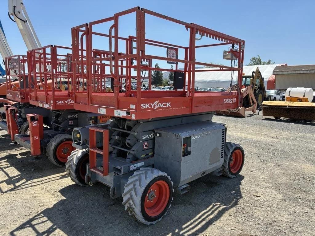 2014 Sky Jack SJ6832RT Equipment Image0