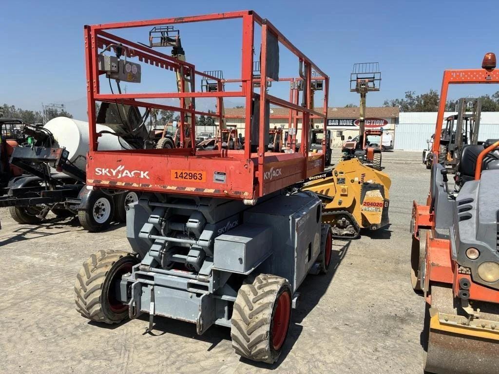 2014 Sky Jack SJ6832RT Equipment Image0