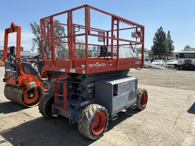 Image of Sky Jack SJ6832RT equipment image 2