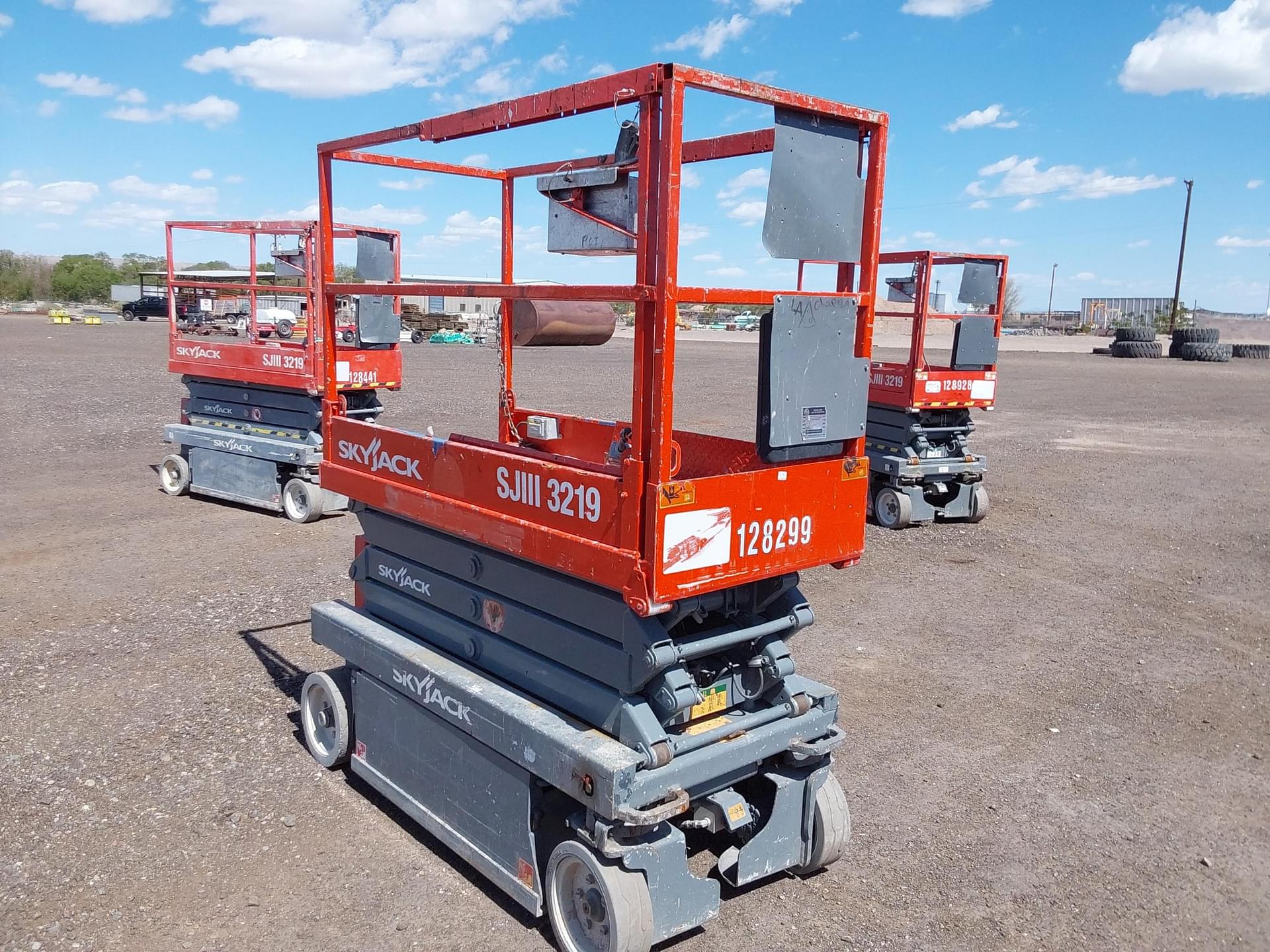 2014 Sky Jack SJIII3219 Construction Aerial Lifts for Sale | Tractor Zoom