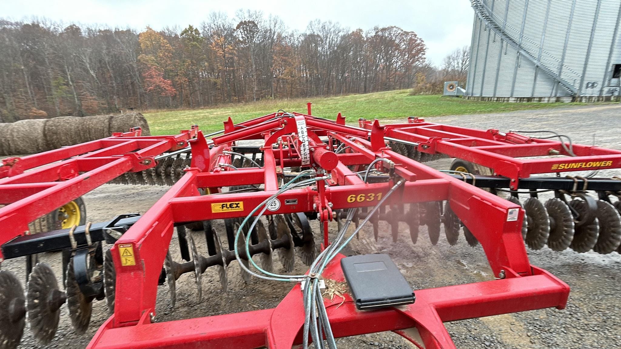 2014 Sunflower 6631 Equipment Image0