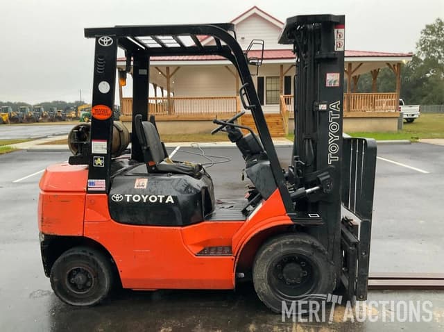 Image of Toyota 7FGU25 equipment image 1