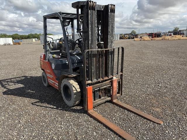 Image of Toyota 8FGU25 equipment image 3