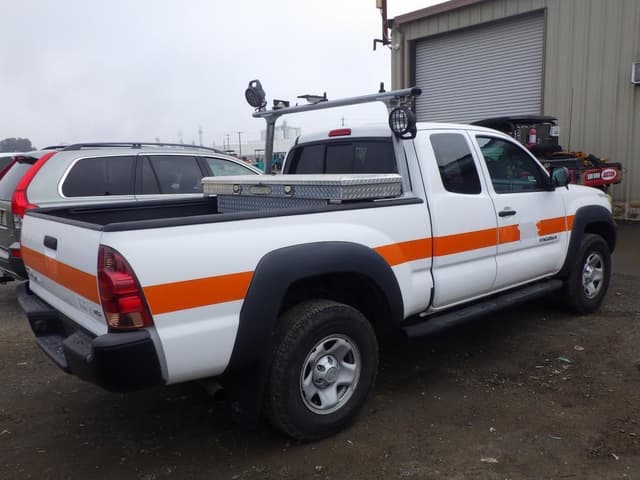 Image of Toyota Tacoma equipment image 2