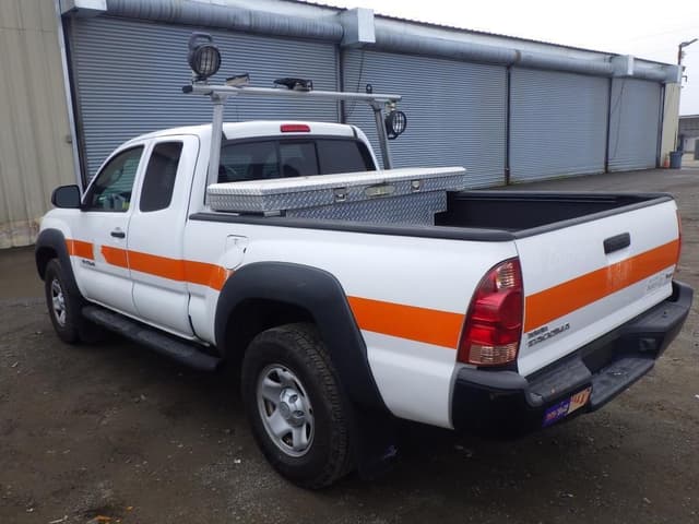 Image of Toyota Tacoma equipment image 3