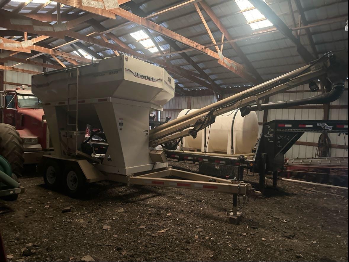 2014 Unverferth Seed Runner 2750 Equipment Image0