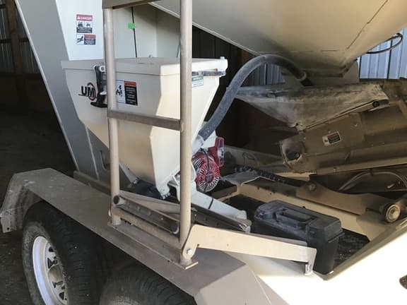 Image of Unverferth Seed Runner 2750 equipment image 2