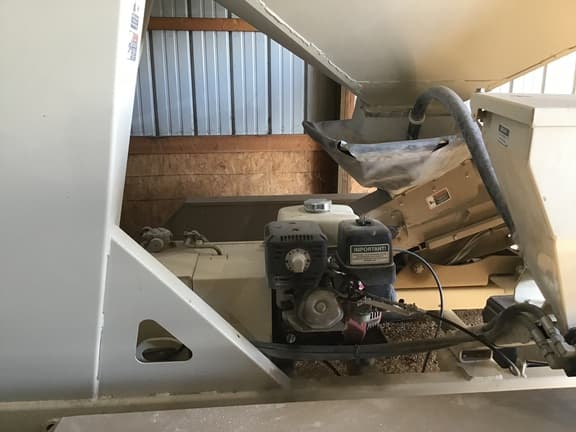 Image of Unverferth Seed Runner 2750 equipment image 3