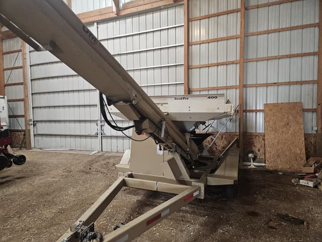 Image of Unverferth Seed Pro 400 equipment image 3