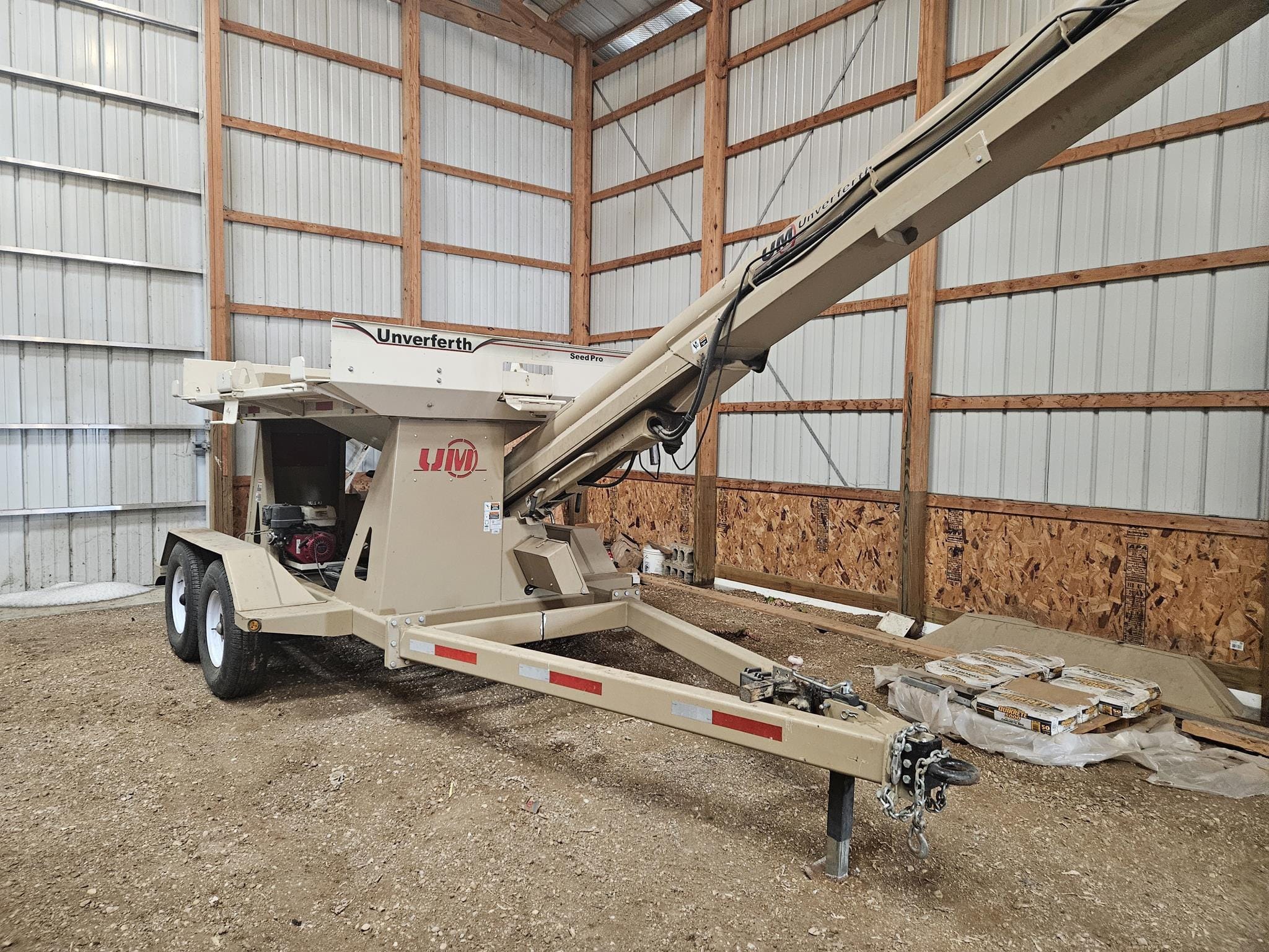 2014 Unverferth 400 Equipment Image0